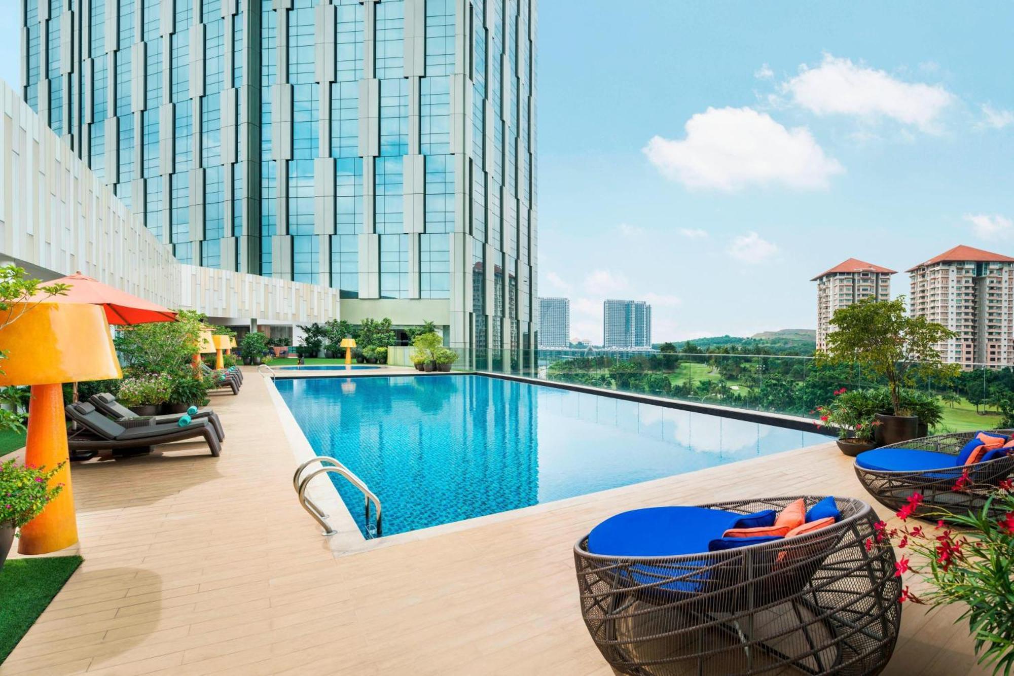 Le Meridien Putrajaya Exterior photo The swimming pool at the hotel