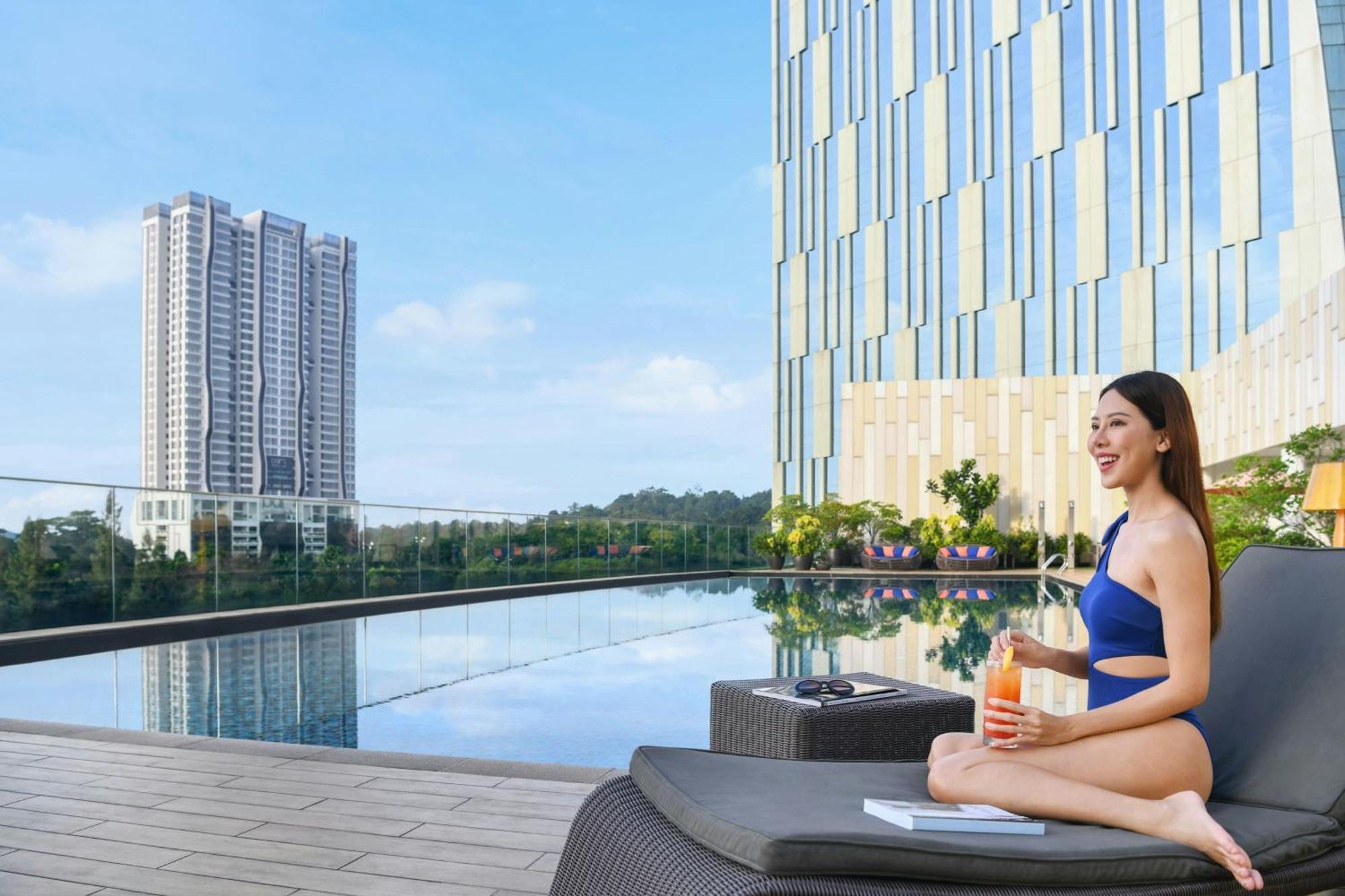 Le Meridien Putrajaya Exterior photo The Panorama Pool